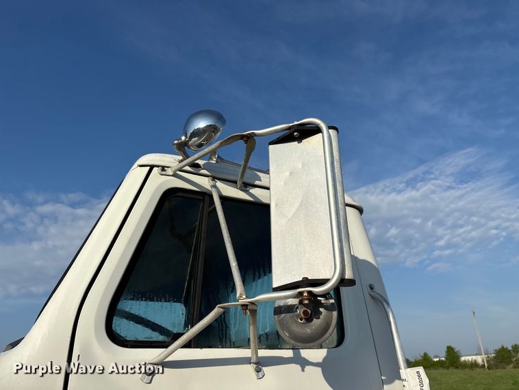 image for item FG0268 1990 International 4800 truck cab and chassis