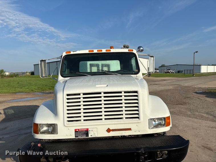 image for item FG0268 1990 International 4800 truck cab and chassis