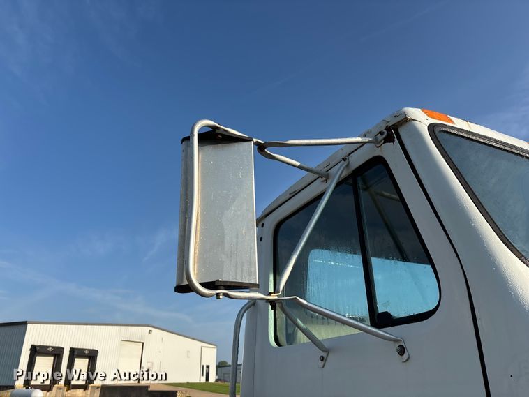 image for item FG0268 1990 International 4800 truck cab and chassis