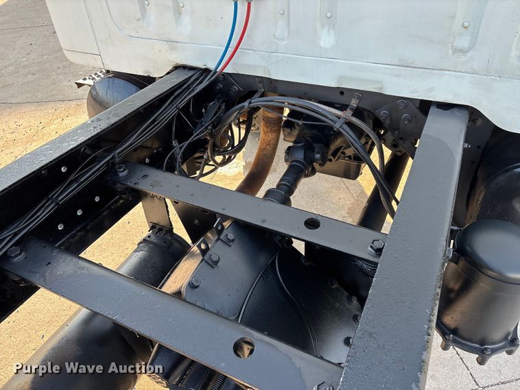 image for item FG0268 1990 International 4800 truck cab and chassis