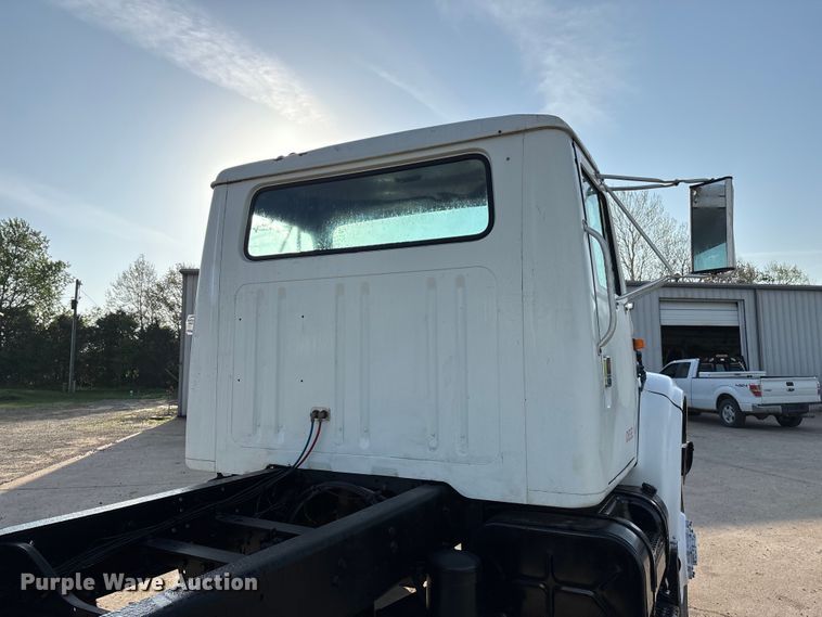 image for item FG0268 1990 International 4800 truck cab and chassis