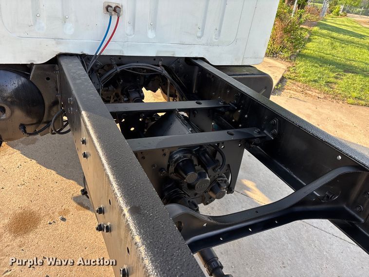 image for item FG0268 1990 International 4800 truck cab and chassis