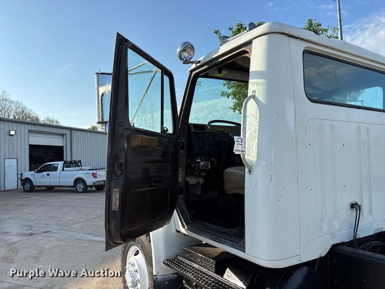 image for item FG0268 1990 International 4800 truck cab and chassis