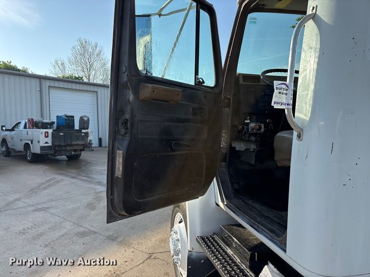 image for item FG0268 1990 International 4800 truck cab and chassis