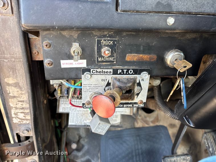 image for item FG0268 1990 International 4800 truck cab and chassis