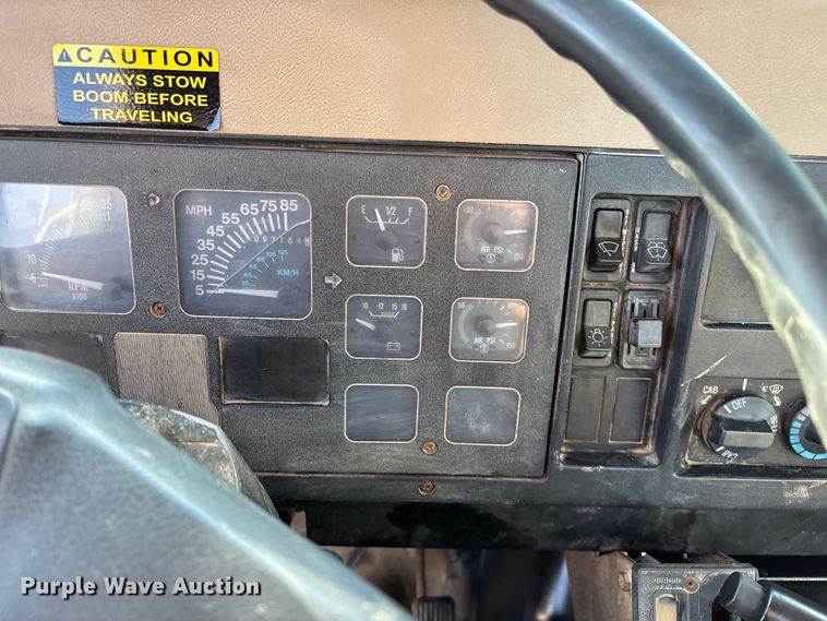 image for item FG0268 1990 International 4800 truck cab and chassis