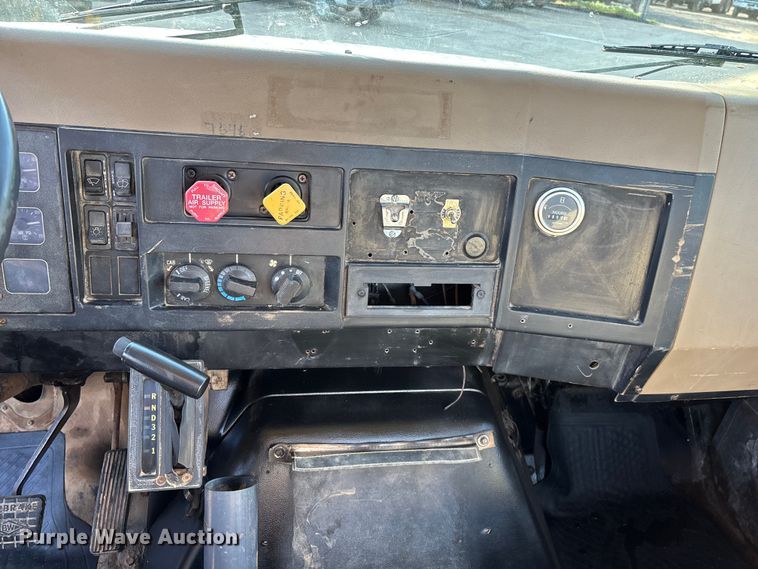 image for item FG0268 1990 International 4800 truck cab and chassis