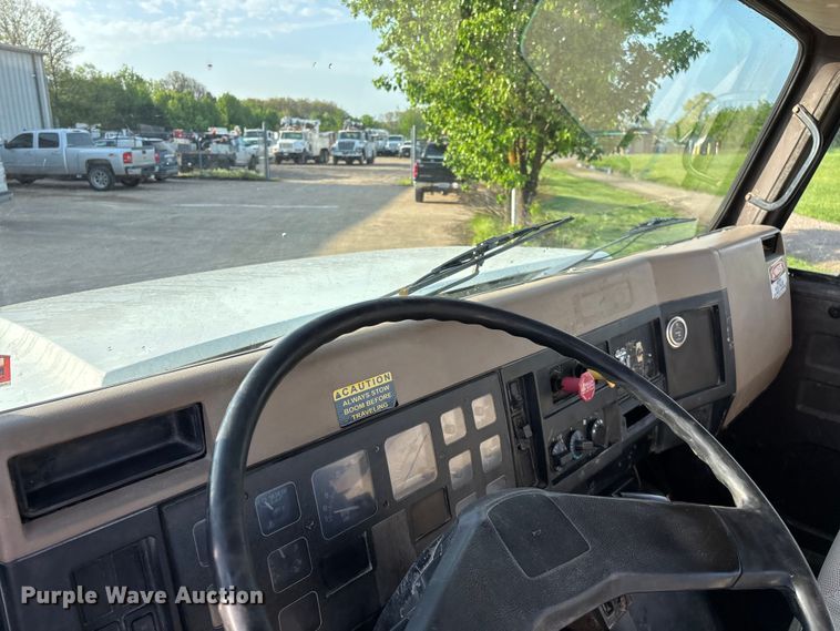 image for item FG0268 1990 International 4800 truck cab and chassis