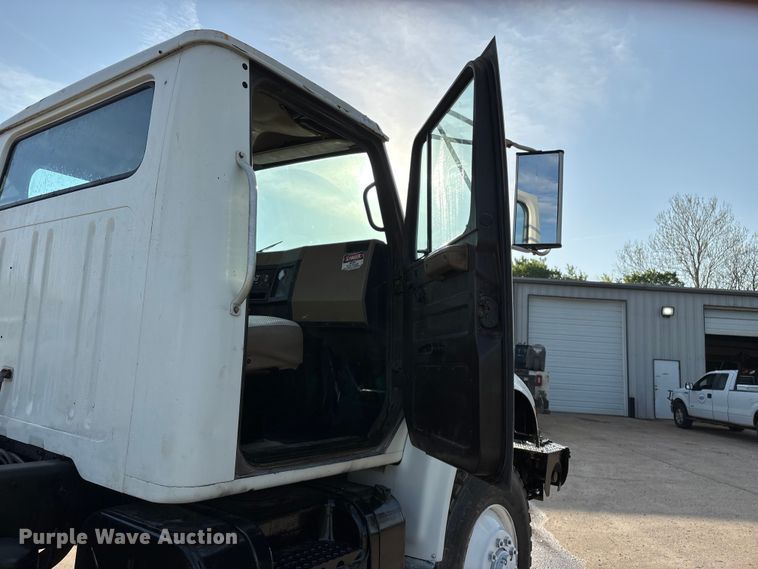 image for item FG0268 1990 International 4800 truck cab and chassis