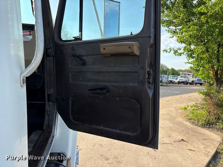 image for item FG0268 1990 International 4800 truck cab and chassis