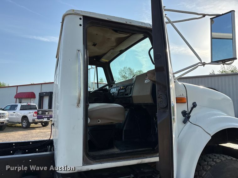 image for item FG0268 1990 International 4800 truck cab and chassis