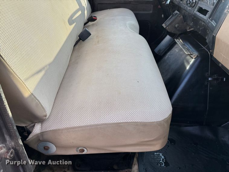 image for item FG0268 1990 International 4800 truck cab and chassis