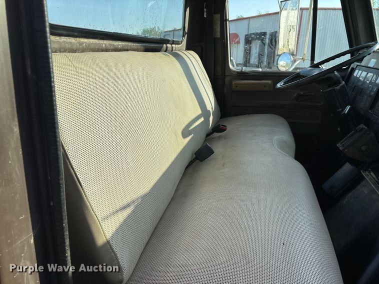 image for item FG0268 1990 International 4800 truck cab and chassis