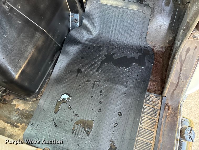 image for item FG0268 1990 International 4800 truck cab and chassis