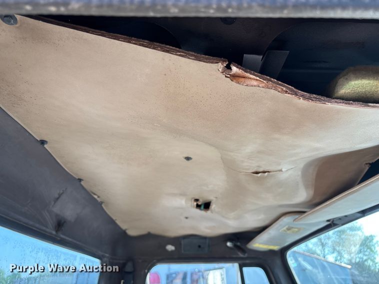 image for item FG0268 1990 International 4800 truck cab and chassis