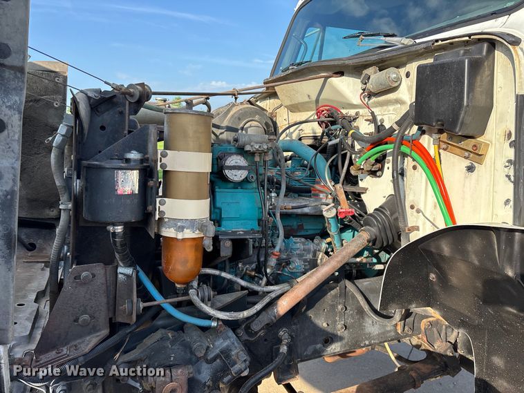 image for item FG0268 1990 International 4800 truck cab and chassis