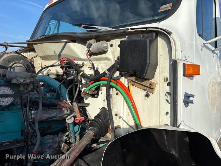 image for item FG0268 1990 International 4800 truck cab and chassis