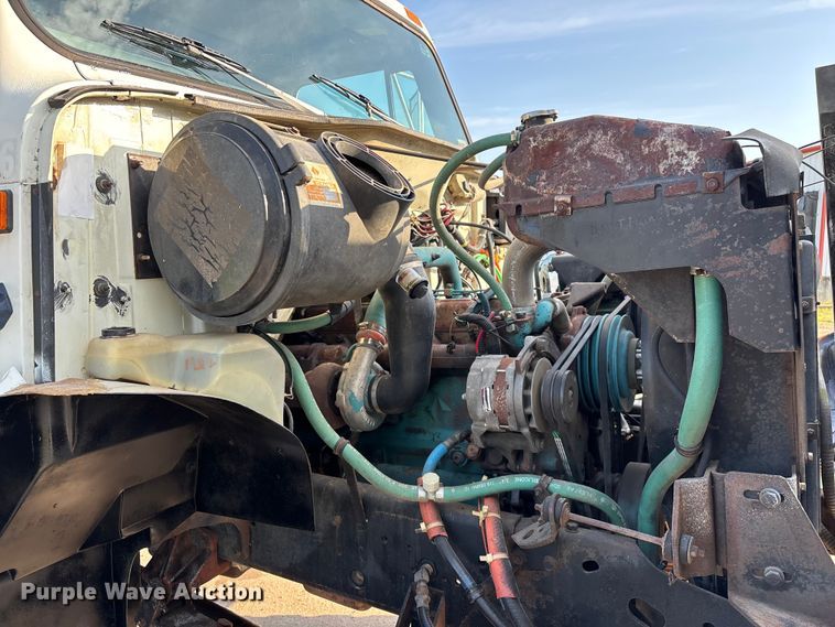 image for item FG0268 1990 International 4800 truck cab and chassis