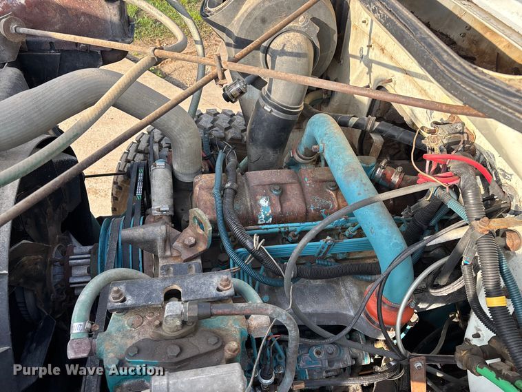 image for item FG0268 1990 International 4800 truck cab and chassis