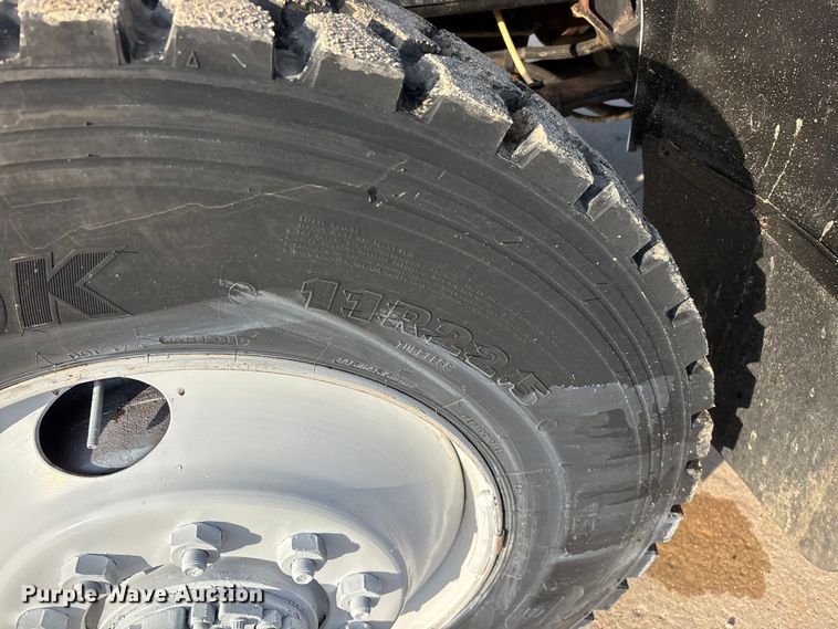 image for item FG0268 1990 International 4800 truck cab and chassis