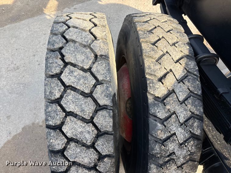 image for item FG0268 1990 International 4800 truck cab and chassis