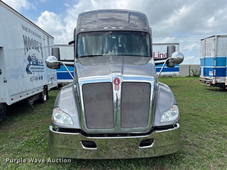 image for item FG0270 2014 Kenworth T680 semi truck