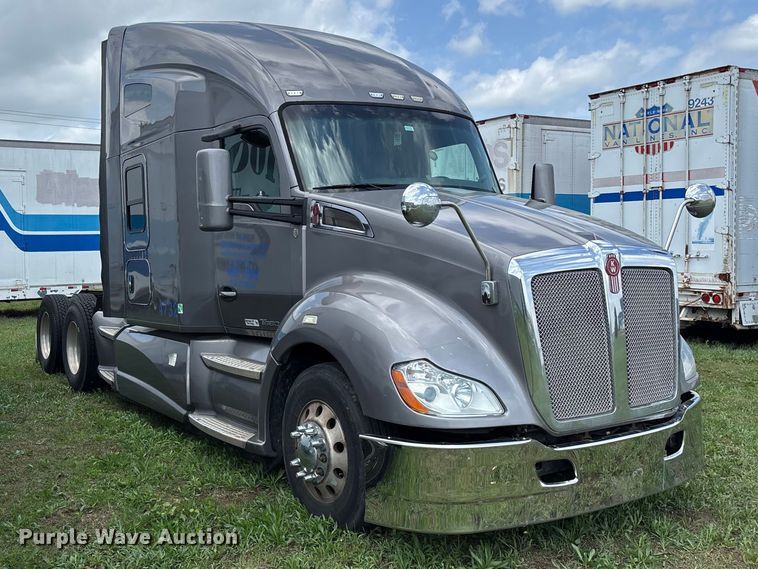 image for item FG0270 2014 Kenworth T680 semi truck
