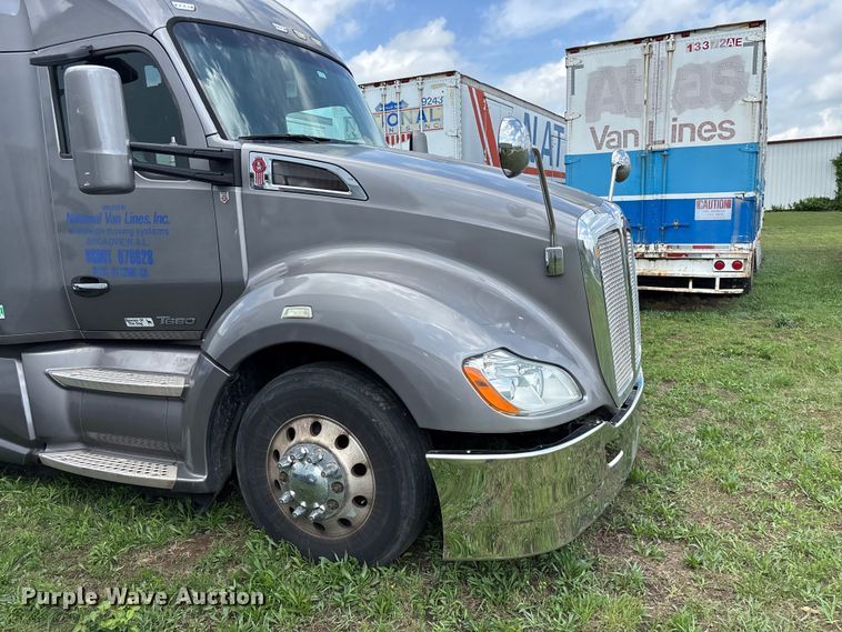 image for item FG0270 2014 Kenworth T680 semi truck