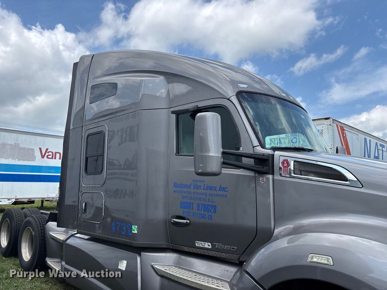 image for item FG0270 2014 Kenworth T680 semi truck