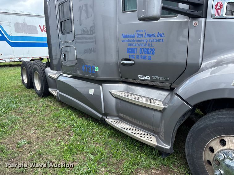 image for item FG0270 2014 Kenworth T680 semi truck