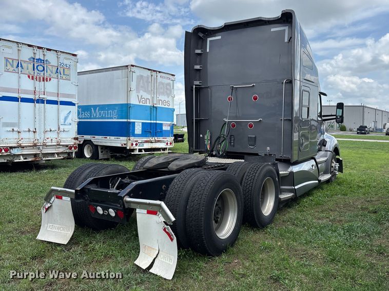 image for item FG0270 2014 Kenworth T680 semi truck