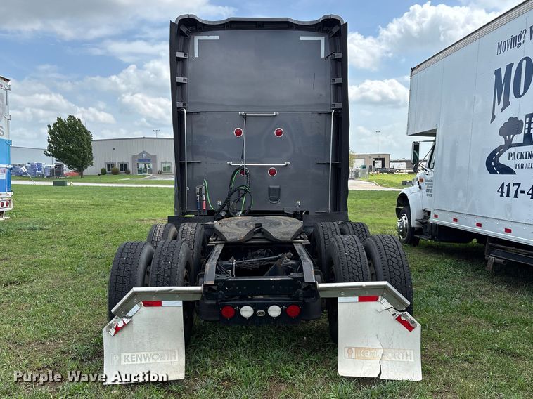 image for item FG0270 2014 Kenworth T680 semi truck