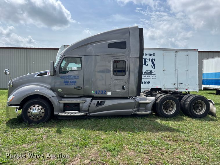 image for item FG0270 2014 Kenworth T680 semi truck
