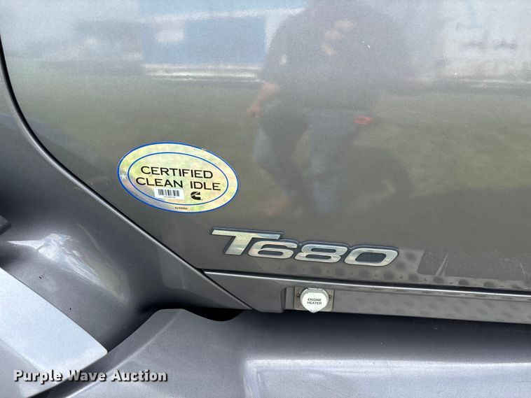 image for item FG0270 2014 Kenworth T680 semi truck
