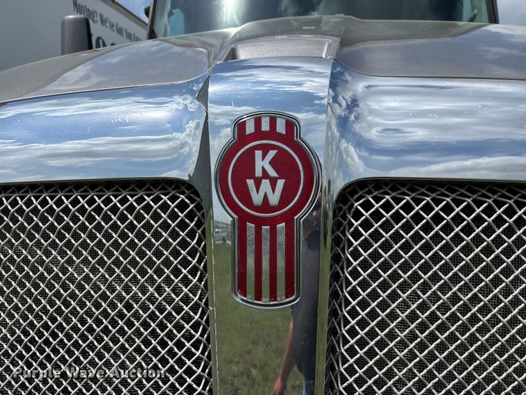 image for item FG0270 2014 Kenworth T680 semi truck