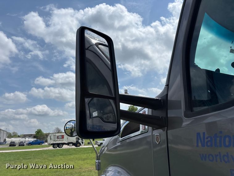 image for item FG0270 2014 Kenworth T680 semi truck