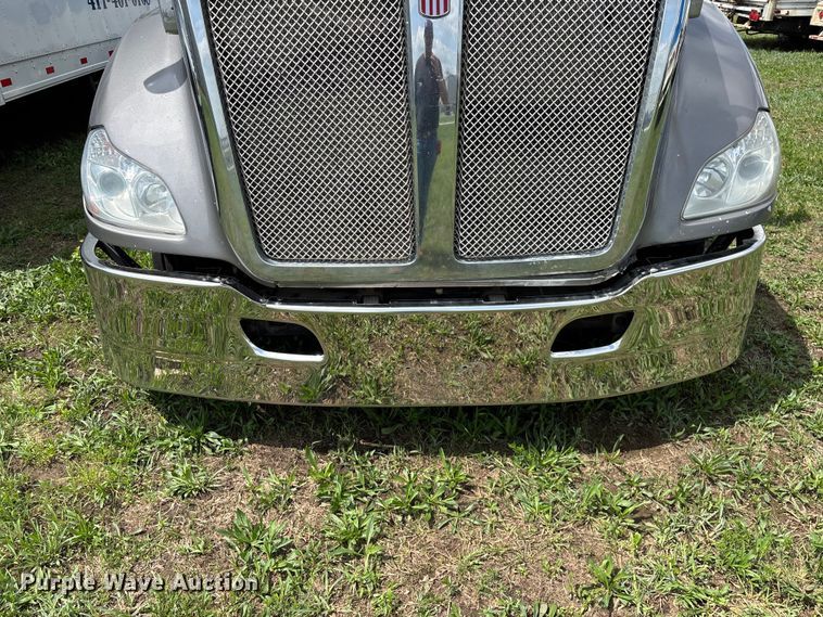 image for item FG0270 2014 Kenworth T680 semi truck