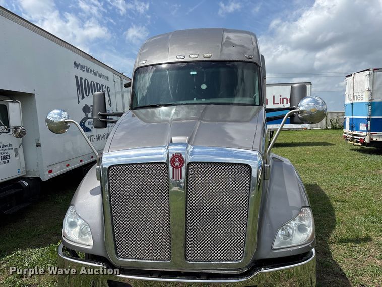 image for item FG0270 2014 Kenworth T680 semi truck