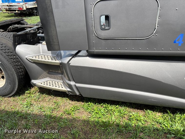 image for item FG0270 2014 Kenworth T680 semi truck