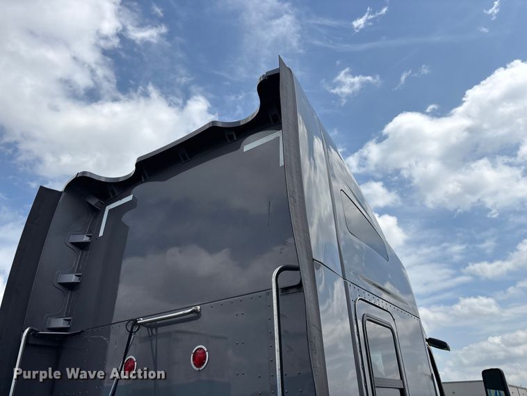image for item FG0270 2014 Kenworth T680 semi truck