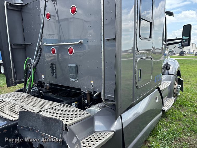 image for item FG0270 2014 Kenworth T680 semi truck