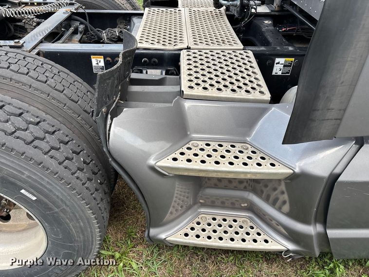 image for item FG0270 2014 Kenworth T680 semi truck