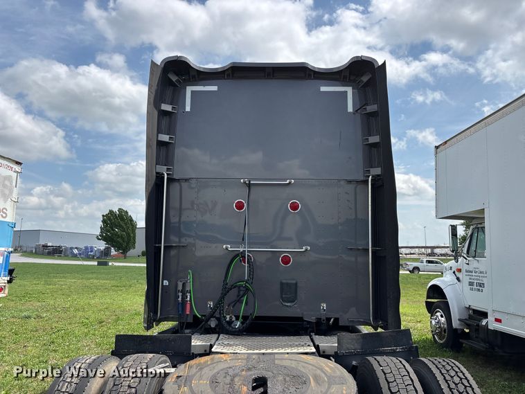 image for item FG0270 2014 Kenworth T680 semi truck