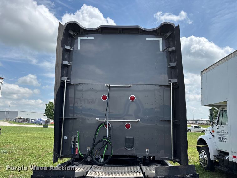 image for item FG0270 2014 Kenworth T680 semi truck