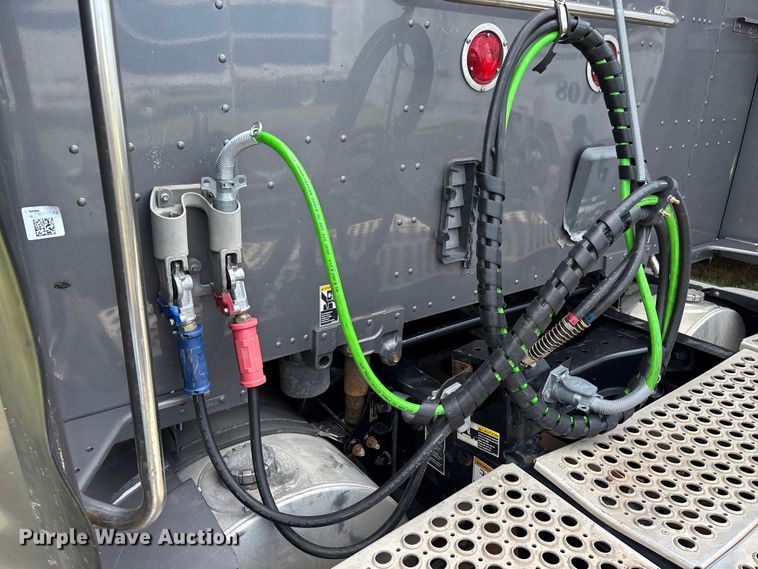 image for item FG0270 2014 Kenworth T680 semi truck