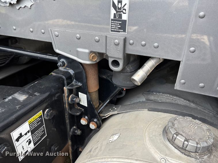 image for item FG0270 2014 Kenworth T680 semi truck