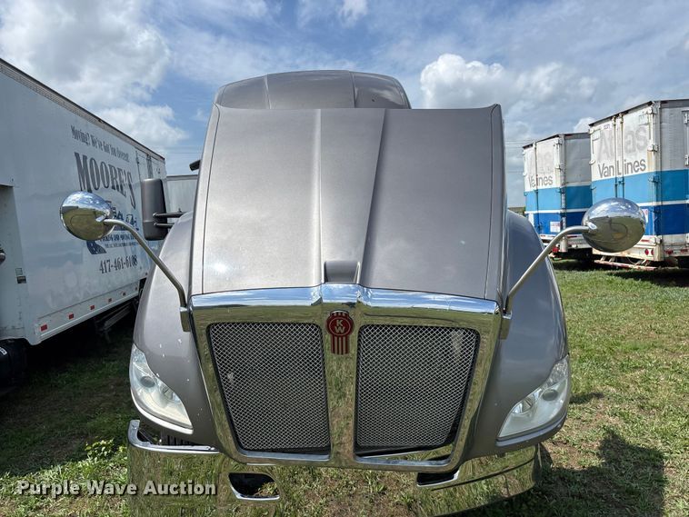 image for item FG0270 2014 Kenworth T680 semi truck