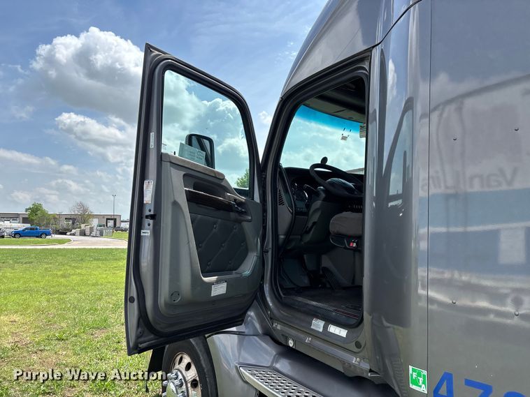 image for item FG0270 2014 Kenworth T680 semi truck