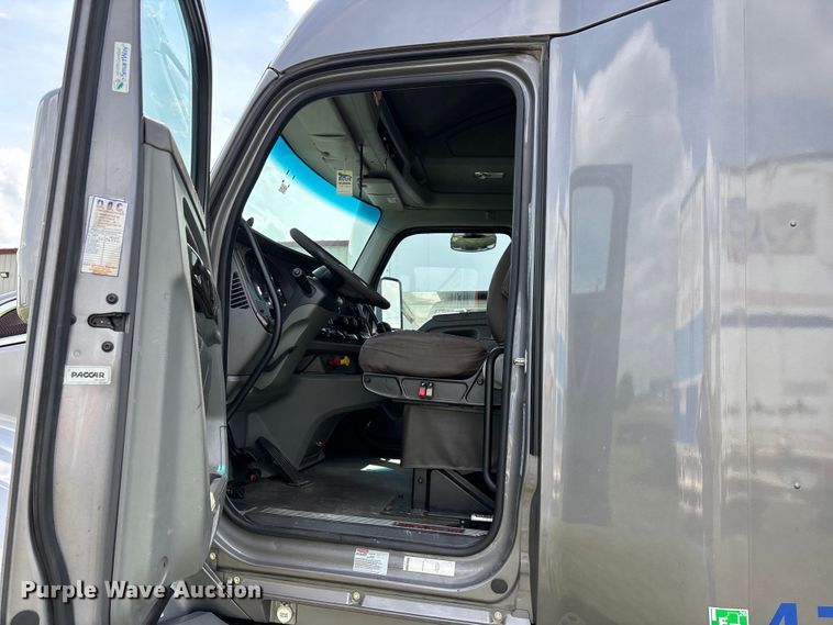 image for item FG0270 2014 Kenworth T680 semi truck