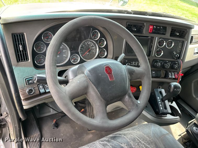 image for item FG0270 2014 Kenworth T680 semi truck